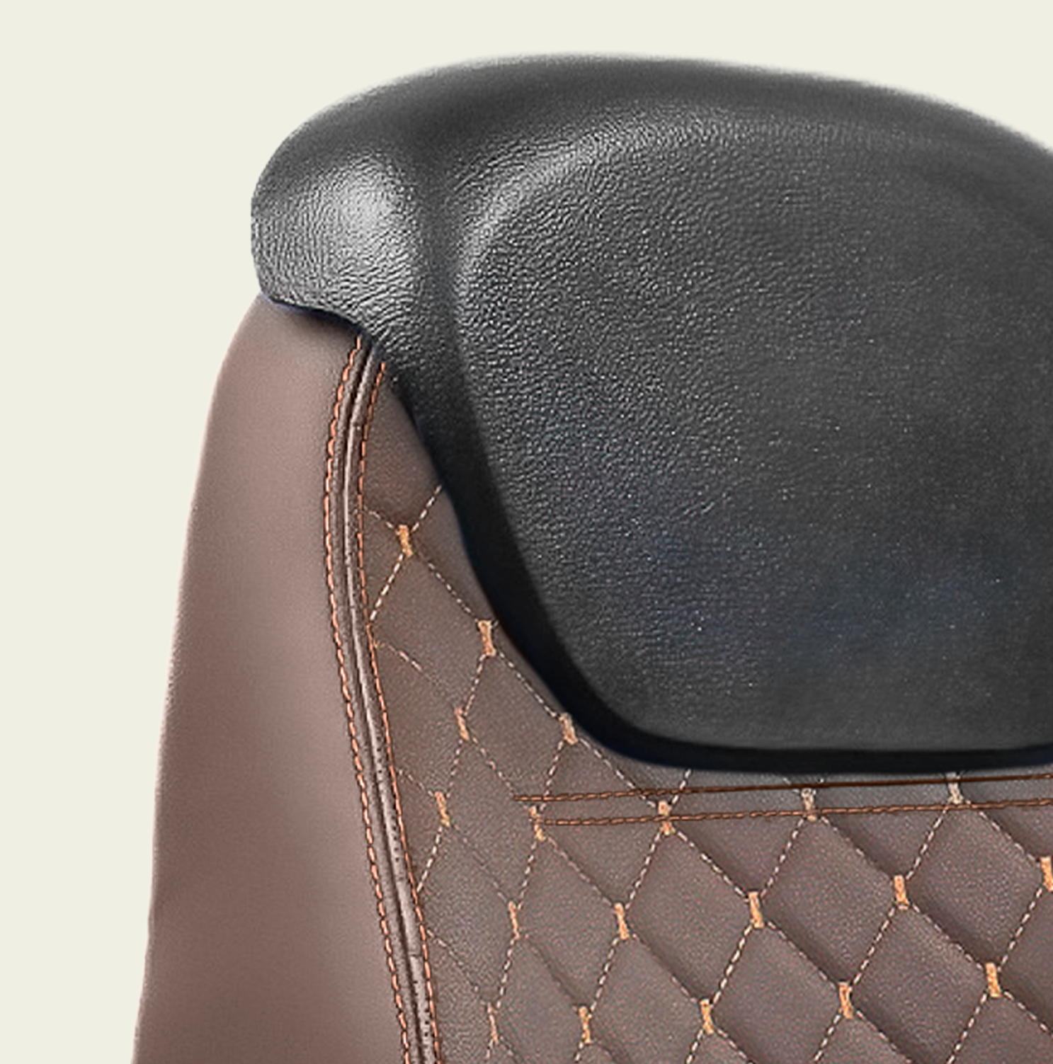 Detalhe do encosto anatômico do Banco Eletropneumático 9515 com costura personalizada.