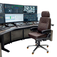 Cadeira operacional ergonômica da Astra em frente a uma mesa de controle com múltiplos monitores.
