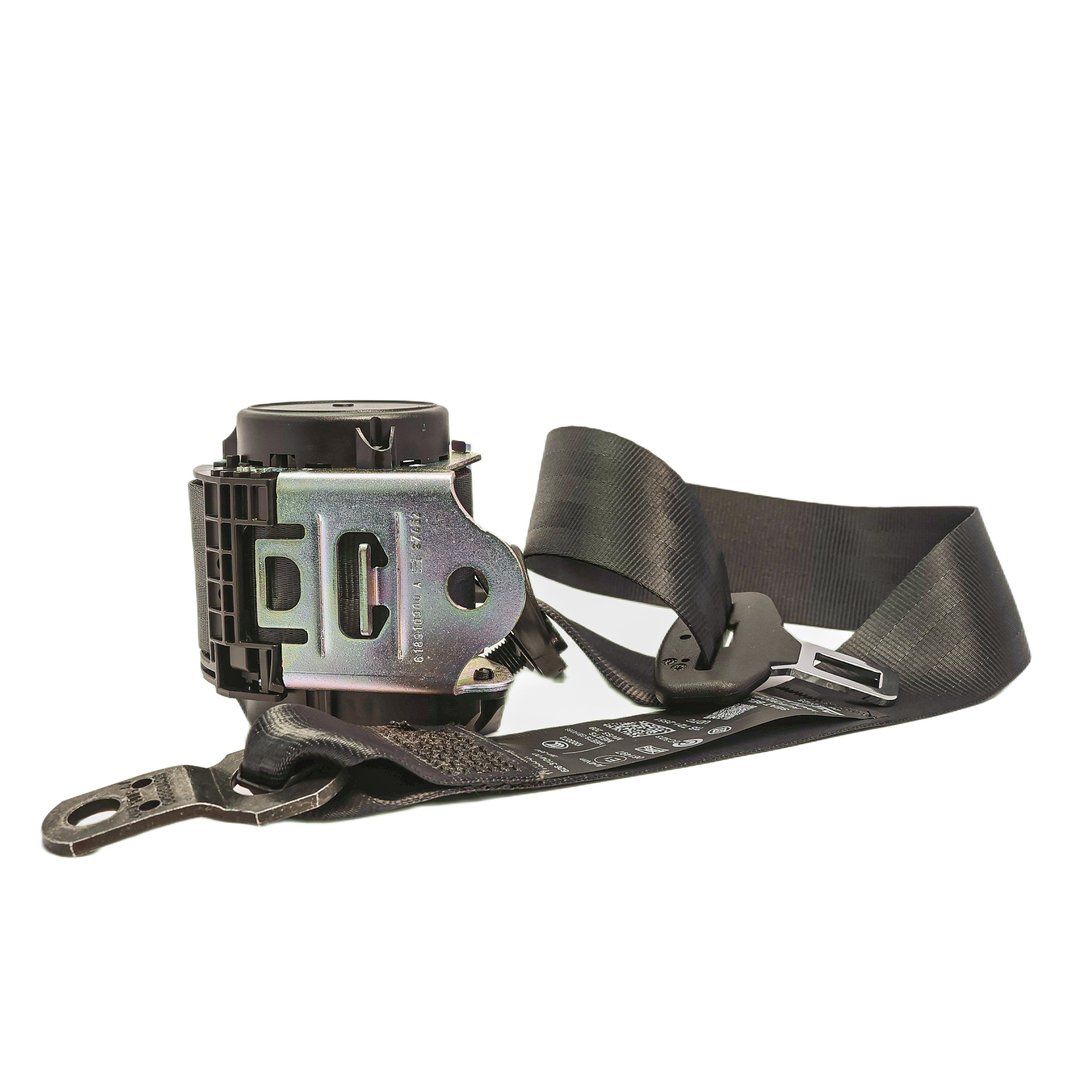 Cinto de segurança retrátil de 3 pontos para caminhão Volvo, com mecanismo de trava e fita preta estendida.