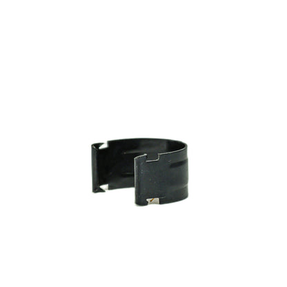 Grampo elástico tipo C preto para revestimentos automotivos, vista lateral