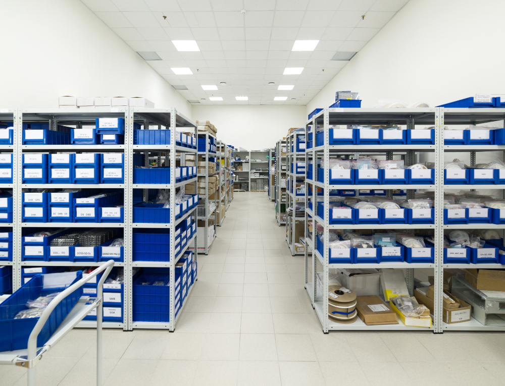 Estoque organizado com peças e componentes originais para veículos pesados na loja da Astra Bancos.