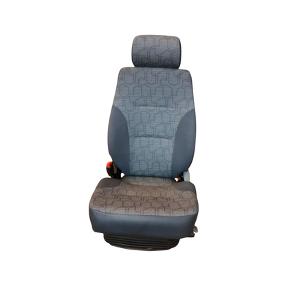 Vista frontal do banco pneumático para caminhão Ford Cargo com encosto alto e apoio de cabeça