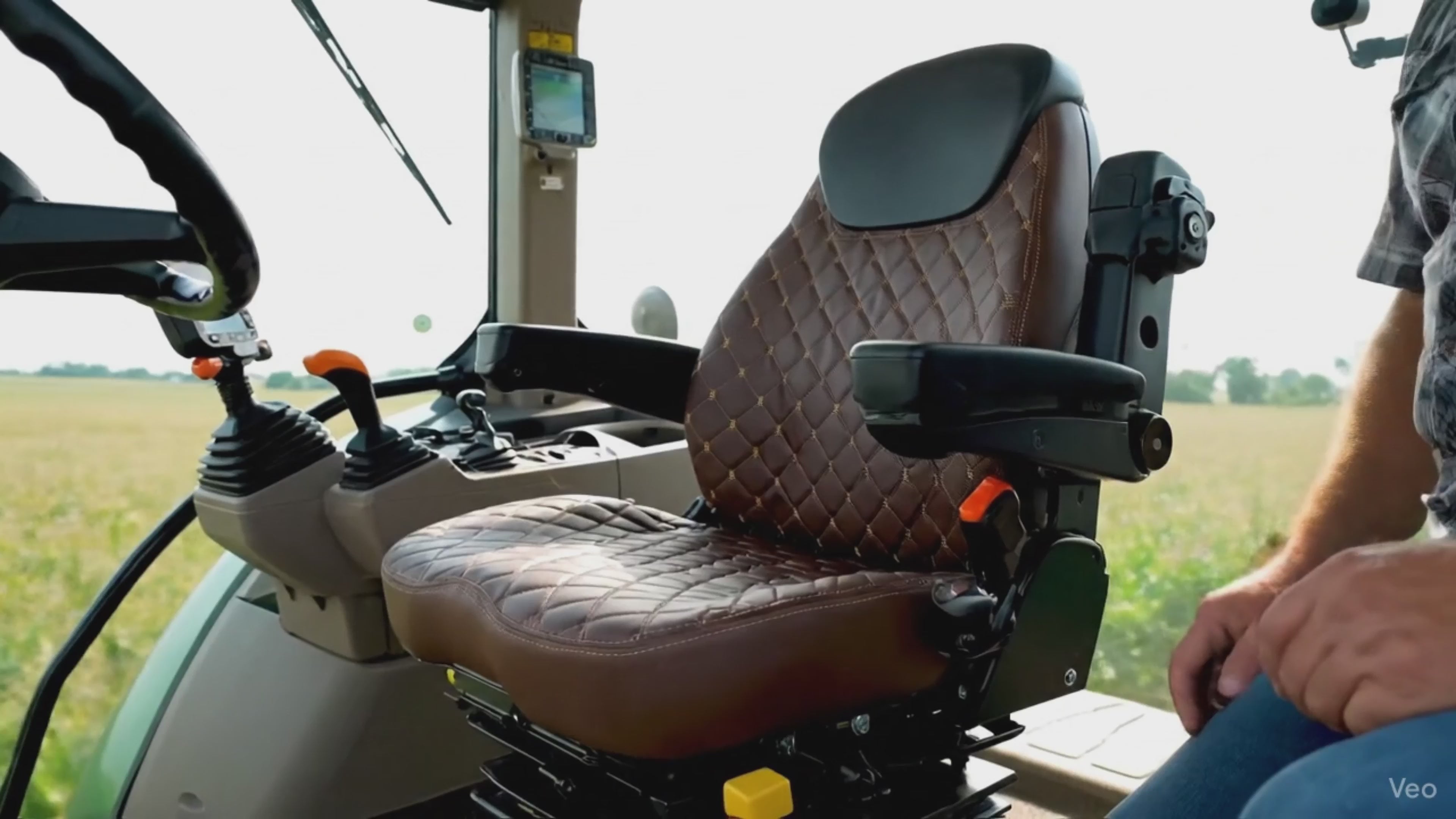 Cargar video: Banco agrícola Astra 9515 instalado na cabine de um trator, mostrando design ergonômico, costura matelassê e base de suspensão — solução premium de bancos para tratores no setor agrícola.