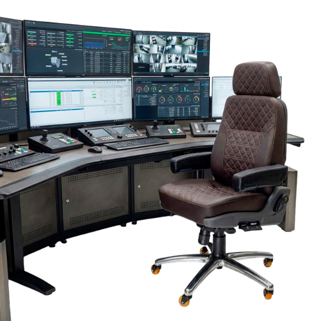 Cadeira operacional ergonômica da Astra em frente a uma mesa de controle com múltiplos monitores.